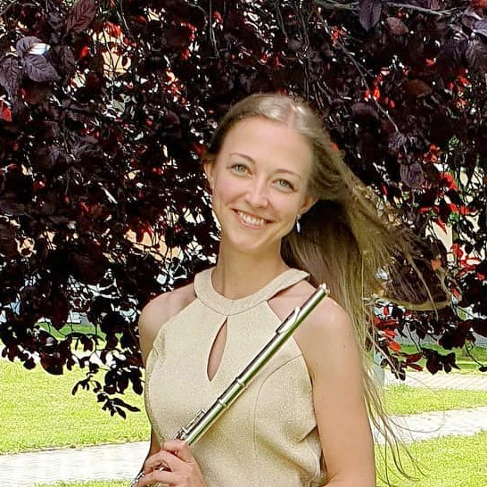 Anežka Drozdová Dwarsfluitlessen aan huis in Delft, Delfgauw, Rijswijk en Den Haag. Fluit spelen voor kinderen en volwassenen