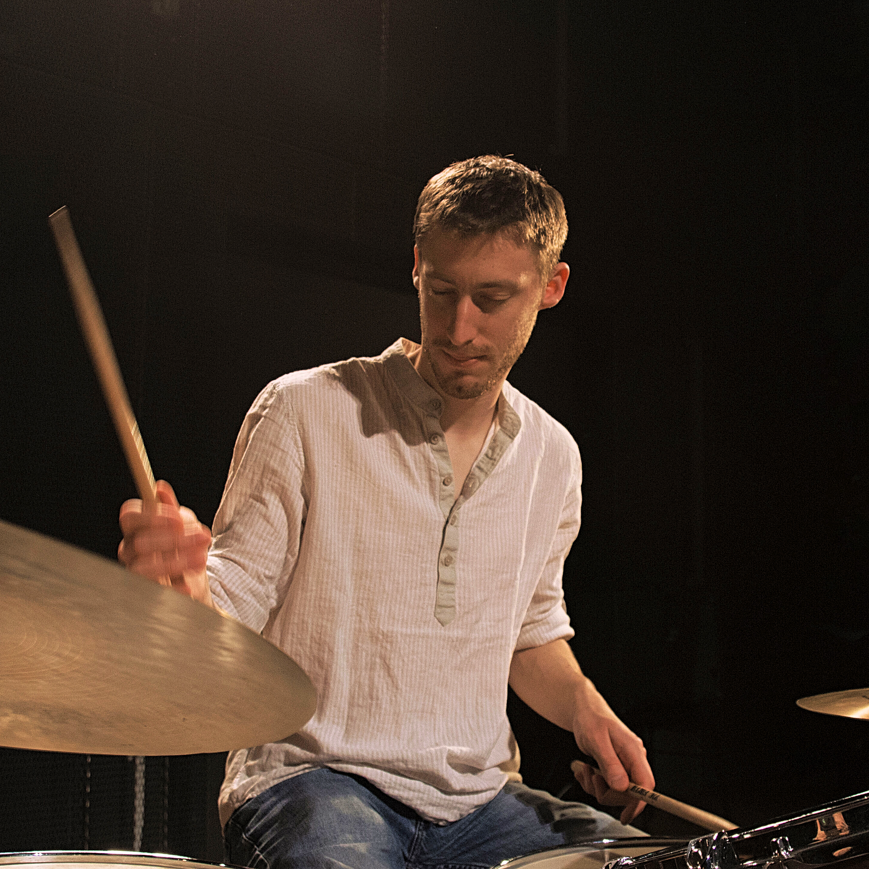 Indiaase ritmes, pop, rock, jazz drummen in Treehouse NDSM