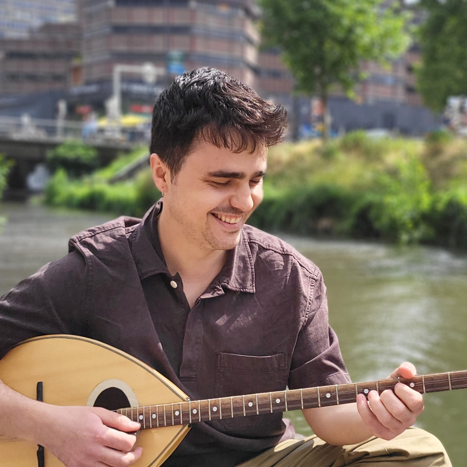 Speel Griekse en Turkse muziek op Bouzouki