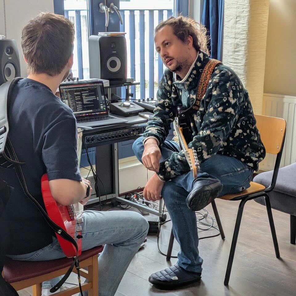 Gitaar leren spelen op alle soorten gitaren, voor volwassenen en kinderen