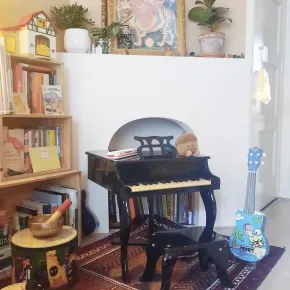 Jonge kinderen leren spelenderwijs muziek en maken kennis met gitaar, ukulele, piano en zingen. Plezier in muziek!