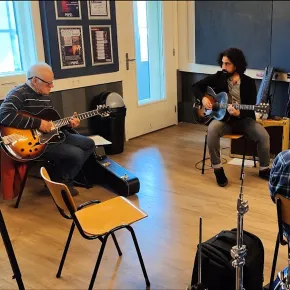 Gitaarleraar met leerling